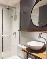 Banheiro Com Ares De Lavabo Pastilhas Hexagonais Pintura Cinza E Madeira Natural O Resultado Nao Poderia Ser M Ceramica Banheiro Banheiro Banheiros Modernos