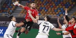 يلعب فريقان يتكوّن كل منهما من 11 لاعباً في مباراة كرة القدم. Ù†Ù‡Ø§ÙŠØ© Ø§Ù„Ù…Ø¨Ø§Ø±Ø§Ø© Ø§Ù„Ø¯Ù†Ù…Ø§Ø±Ùƒ ØªØªØ£Ù‡Ù„ Ù„Ù†ØµÙ Ù†Ù‡Ø§Ø¦ÙŠ ÙƒØ£Ø³ Ø§Ù„Ø¹Ø§Ù„Ù… Ø£Ù…Ø§Ù… Ù…ØµØ± Ø¨ÙˆØ§Ø¨Ø© Ø§Ù„Ø´Ø±ÙˆÙ‚ Ù†Ø³Ø®Ø© Ø§Ù„Ù…ÙˆØ¨Ø§ÙŠÙ„