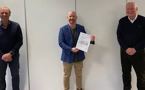 Skolen har utdanningsprogram for studiespesialisering, bygg og anleggsteknikk vg1 med byggteknikk vg2, medier og kommunikasjon og påbygging til generell studiekompetanse. Hellerud Videregaende Skole Manglerud Star Ishockey
