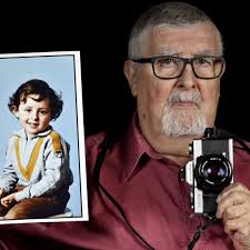 Quarante ans plus tard, le photographe ambulant Gilbert Bernard raconte  comment il a pris le portrait, devenu célèbre, du petit Grégory Villemin  dans un supermarché de Bruyères, dans les Vosges. Quatre mois