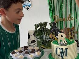 Menino de 8 anos vira torcedor fanático do Metropolitano e transforma  aniversário em festa temática