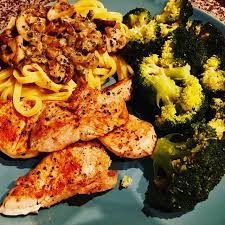 Wie Gewunscht Hier Das Rezept Zu Meinem Gestrigen Abendessen Pilzragou Mit Brokkolinudeln Und Hahnchenbrust Benotigt Wird 200g Food Chicken Wings Vegetables