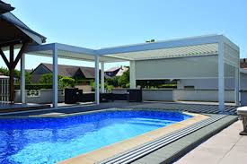 Pergola A Toit Retractable Vue Piscine Genies Creations Komilfo
