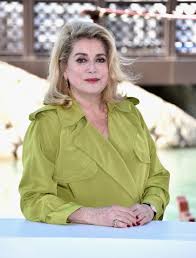 Renée simonot a doublé la comédienne notamment dans les films la piste de santa fe, de michael. Catherine Deneuve De Rares Revelations Sur Sa Mere Renee La Plus Ancienne Actrice Francaise De 108 Ans