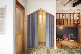 eight design 親子カフェ zu ccotto の店舗デザイン お子様連れで安心して楽しめるお座敷席 キッズスペースや授乳室 おむつ替えスペースなどの設備も充実 授乳室 子供部屋のデコレーション 店舗デザイン