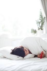 Seperti membuka layar handphone, menonton tv, atau bermain game di tablet.ingat, blue light yang dipancarkan oleh layar gadget akan semakin membuat anda terjaga dan sulit tidur. Rindu Liburan Ini 3 Cara Membuat Kamar Seperti Di Hotel Mewah Kumparan Com