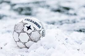 Het voetbal (voetbalspel) the football; Knvb Op Scherp Vanwege Sneeuwalarm Vandaag Besluit Over Duels Van Morgen Nederlands Voetbal Ad Nl