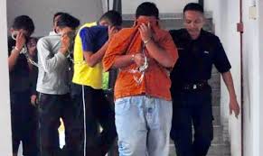 Aku selakkan kedua punggung imah. Remaja Diratah Bapa 3 Abang