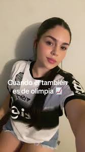 Chicas bailando con camisas de Olimpia