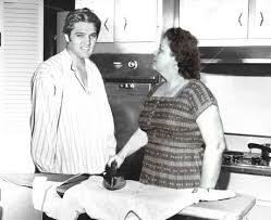 Vernon died two years later — some say of. Elvis Und Gladys Young Elvis Graceland Elvis Elvis Presley Photos
