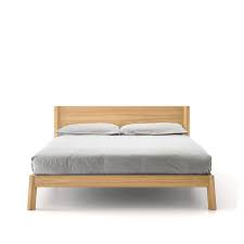 Du fait de leur caractère unique, chaque meuble en bois massif de sheesham peut présenter des nuances de teintes ou d'éventuelles irrégularités pour un. Breda Lit 160x200 Bois Massif Punt Design Borja Garcia