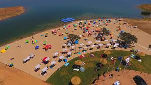 Esta água tem utilizações variadíssimas, não só na agricultura, no lazer, temos a praia de monsaraz, fantástica, e outras praias fluviais aqui associadas ao alqueva. Primeira Praia Do Alqueva Ja Reabriu E Tem Bandeira Azul