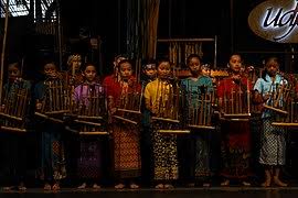 Ternyata ada alat musik tradisional yang sudah mendunia loh. Angklung Wikipedia