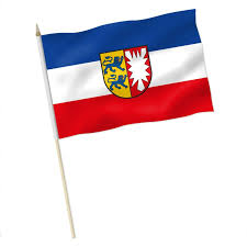 Das nesselblatt (für holstein) ist ursprünglich ein gezackter schildrand und. Stock Flagge Schleswig Holstein Mit Wappen Premiumqualitat 9 95
