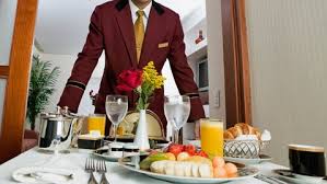 Tak ada apapun selain minuman di kulkas, jadi pesanlah layanan kamar. Prosedur Layanan Room Service