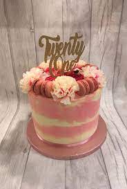 White chocolate flowers & message. Raspberry And White Chocolate Cake With Macarons And Flowers Cake Cakes Macarons Decoration Cupcake Cakes