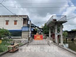 Chủ tịch ubnd tỉnh quảng ngãi đặng văn minh đã quyết định áp dụng giãn cách xã hội theo chỉ thị 15 của thủ tướng chính phủ kể từ 12h trưa nay mọi người phải giữ khoảng cách tối thiểu 2m với nhau tại các địa điểm công cộng, hạn chế di chuyển ra ngoài tỉnh. F435xqlex6y5om
