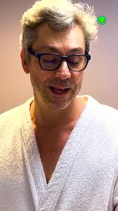 E quando você tá jogando pelada com o Messi e faz gol? Olha só essa  história que Gabriel o Pensador contou pro Eduardo Sterblitch no  #NTem1TalkShow! 🤣 Assista aos episódios no Globoplay