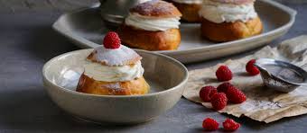 Rakkaassa naapurimaassamme ruotsissa laskiaispulla, paikalliselta nimeltään semla, täytetään nykyäänkin nimenomaan mantelimassalla. Laskiaispulla Traditional Sweet Pastry From Finland Northern Europe