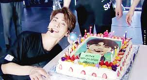 I M Glad They Got This Picture Before Taemin Messed Up The Cake Lol Miss You Jonghyun Jonghyun Jonghyun Birthday Shinee Jonghyun