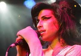 Ünlü şarkıcı evinde ölü bulundu