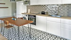 Qu'il soit sur les murs ou sur le sol, le carrelage a tout bon dans la cuisine ! Quel Carrelage Pour Le Sol De Votre Cuisine