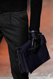 Sur notre boutique en ligne, vous avez le choix entre plusieurs sacoches en cuir style vintage pour homme. Epingle Par Angelie Kuijpers Sur Carry On Mode Homme Maroquinerie Homme Sac Homme