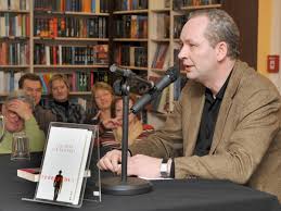 Ferdinand von schirach wurde 1964 in münchen geboren und blickt auf eine lange und prominente ahnenreihe zurück. Nach Erfolgs Debut Verbrechen Legt Ferdinand Von Schirach Mit Schuld Nach