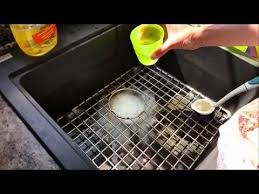 Das Wasser In Spule Waschbecken Oder Badewanne Lauft Nicht Mehr Ab So Kannst Du Den Abfluss In 2 Minuten Rein Haushaltsfee Haushalts Tipps Haushalt