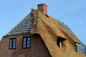 Le toit en paille d'alfa et le mât en pin d'alep sont fournis. Toiture En Chaume Usages Prix Reglementation Et Caracteristiques