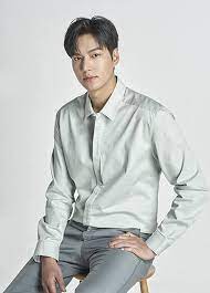 His family consists of his mother, father, and one older sister. Actor Lee Min Ho New Face Of Shinsegae Chosun Hotel Pulse By Maeil Business News Korea
