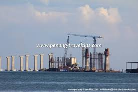 Anggota keselamatan dilihat sedang giat menjalankan pemeriksaan untuk mengenal. Jambatan Abdul Halim Mu Adzam Shah Pulau Pinang