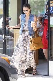 Comment Porter La Veste En Jean Sans Manche Veste En Jean Idees De Mode Irina Shayk