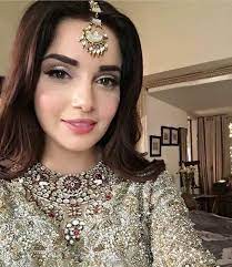 35 Cute Hairstyles With Maang Tikka Maatha Patti This Season Hair Styles Tikka Hairstyle Cute Hairstyles
