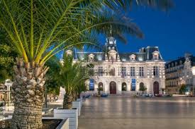 Les 100 Plus Beaux Endroits A Visiter En France Beaux Endroits Visite France Poitiers