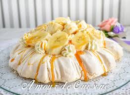 Une recette ultra facile quand vous avez des bananes qui commencent à noircir. Banoffee Pavlova A La Banane Et Caramel Amour De Cuisine