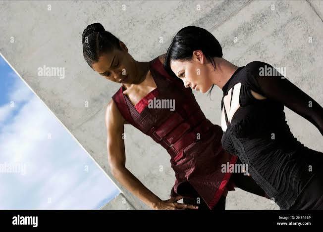 Sophie Okonedo & Charlize Theron Film: Aeon Flux (Æon Flux) Usa 2005,  Director: Karyn Kusama 01 December 2005 **WARNING** This Photograph is for  editorial use only and is the copyright of PARAMOUNT