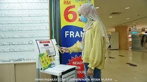 Dah berbelas tahun kat situ dan pelanggan setianya memang senantiasa kembali. Kedai Cermin Mata Viral Sungai Wang Plaza Kaca Mata Hitam Murah Nisa Kay