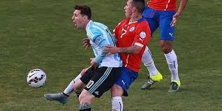 Bologna le abrió la puerta a medel: Gary Medel S Kick That Leaves Lionel Messi Breathless In The Copa America Final Between Chile And Argentina World Today News