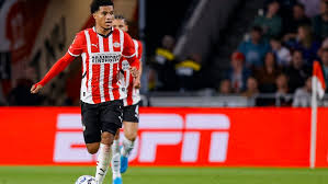 Bosz deelt symbolisch voorbeeld van de groei van Tillman bij PSV