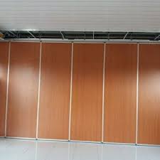 Partisi geser banyak dipilih sebagai sekat di rumah, kantor, gedung, ball room dan lokasi lain yang membutuhkan keberadaan sekat satu ini. Partisi Lipat Pintu Lipat Partisi Geser Kedap Suara Partisi Geser Penyekat Ruangan Partisi Lipat Pintu Lipat Borneo Partisi Lipat