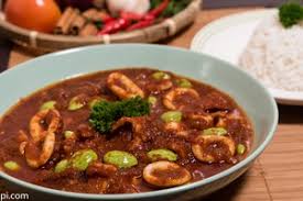 Panaskan minyak masak & tumiskan bahan kisar hingga naik bau & pecah minyak. Resepi Sambal Sotong Kembang Berkacang