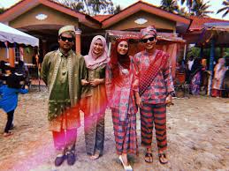 Memangnya, bagaimana isi dari kampung ini? Gambar Makan Bersila Bersimpuh Majlis Kahwin Ini Kembalikan Nostalgia Zaman 50 An