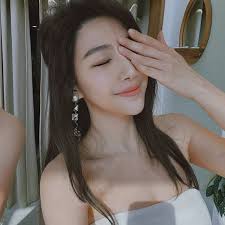 我一直很好奇，史艾瑪這樣自己突然脫內衣，男生怎麼可能會有感覺？ 一下看光光是不是很沒有氣氛、也沒有美感？ 這樣男生真的會上鉤嗎？😆  如果身材不是剛好你喜歡的類型，這樣是不是更沒感覺？ （來自直女真心的疑問）