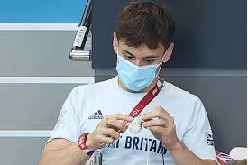 The tokyo olympics british diver tom daley was seen knitting in the stands while watching a women's diving event. Wq Qc3vywzdk5m