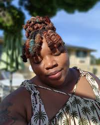 Draw me like one of your French girls or whatever Rose said. We're back to  our regularly scheduled entertainment called soaking in the sun. My body is  an anthem, a vibe, a