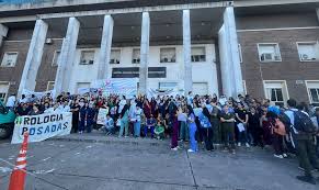 Hospital Posadas | Residentes realizan un paro de 24 horas por reclamos salariales y laborales | El Cactus