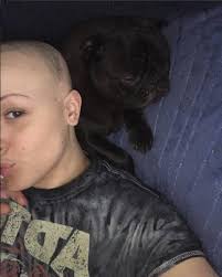 GALERIE: Na prvním rande si sundala paruku a odhalila holou hlavu.  Podívejte se, jak zareagoval!