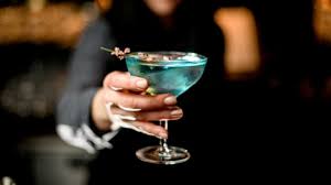 The angelo azzurro embodies the mixology of the past—quite vulgar and made for the discotheque and nightclub, says fulvio piccinino, an italian drinks historian and teacher and author of futurist mixology, amari and bitter and the vermouth of turin. Angelo Azzurro Cocktail La Ricetta Originale Con Ingredienti E Dosi Wine Dharma