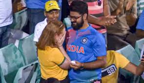 Ind vs aus live score, schedule, match prediction, updates, reviews. Aus Vs Ind 2nd Odi Glenn Maxwell Applauds After Indian Fan Proposes Girlfriend At Scg Video Goes Viral Cricket News India Tv